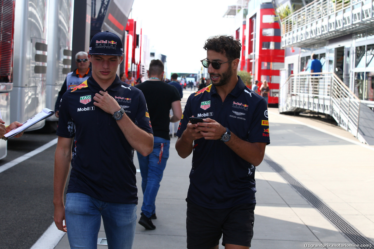 GP UNGHERIA, 27.07.2017 - Max Verstappen (NED) Red Bull Racing RB13 e Daniel Ricciardo (AUS) Red Bull Racing RB13