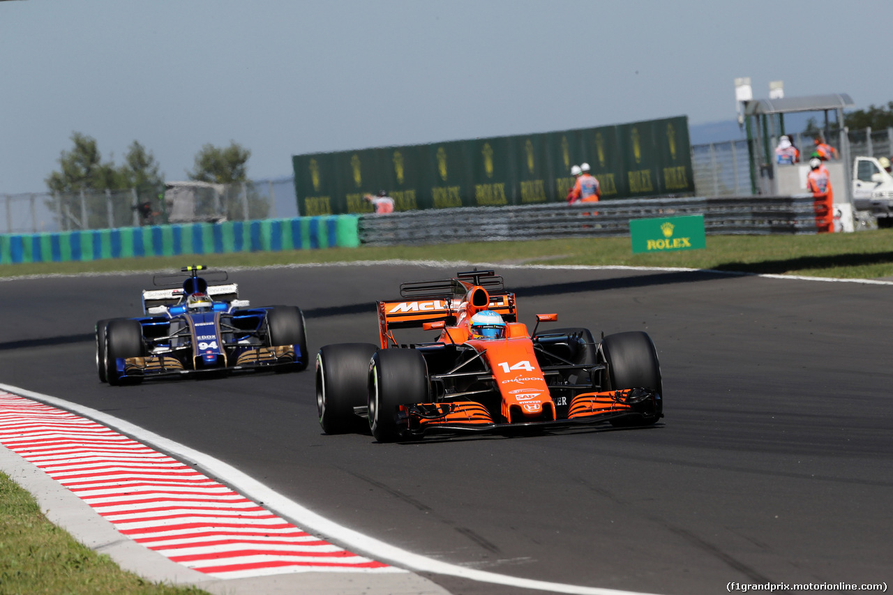 GP UNGHERIA, 29.07.2017 - Prove Libere 3, Fernando Alonso (ESP) McLaren MCL32 davanti a Pascal Wehrlein (GER) Sauber C36