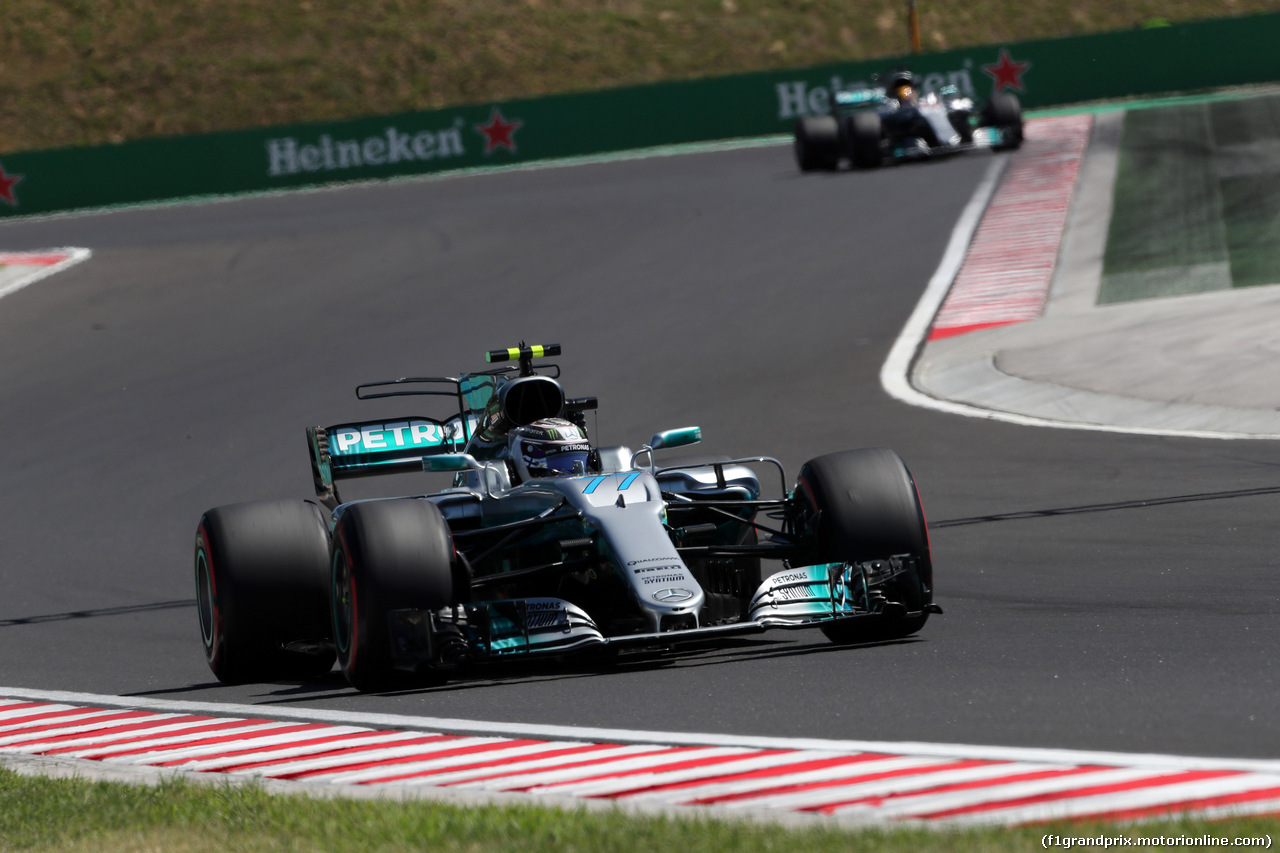 GP UNGHERIA, 29.07.2017 - Qualifiche, Valtteri Bottas (FIN) Mercedes AMG F1 W08 davanti a Lewis Hamilton (GBR) Mercedes AMG F1 W08