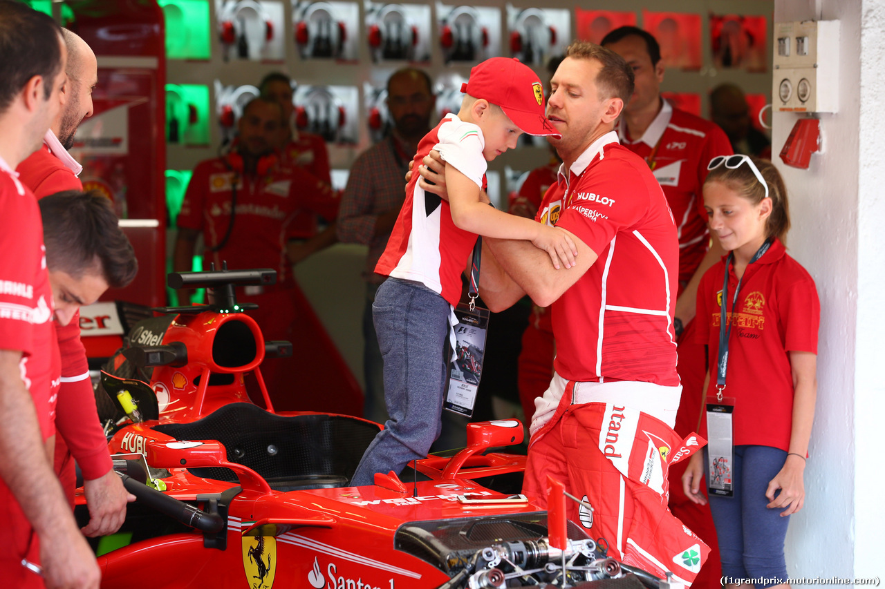 GP UNGHERIA, 27.07.2017 - Sebastian Vettel (GER) Ferrari SF70H with a fan