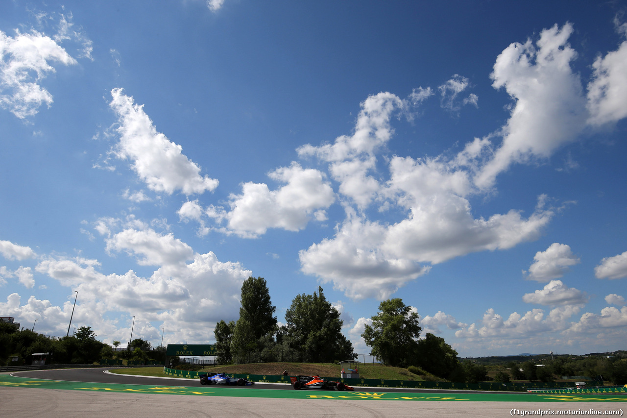 GP UNGHERIA, 28.07.2017 - Prove Libere 2, Marcus Ericsson (SUE) Sauber C36 e Fernando Alonso (ESP) McLaren MCL32