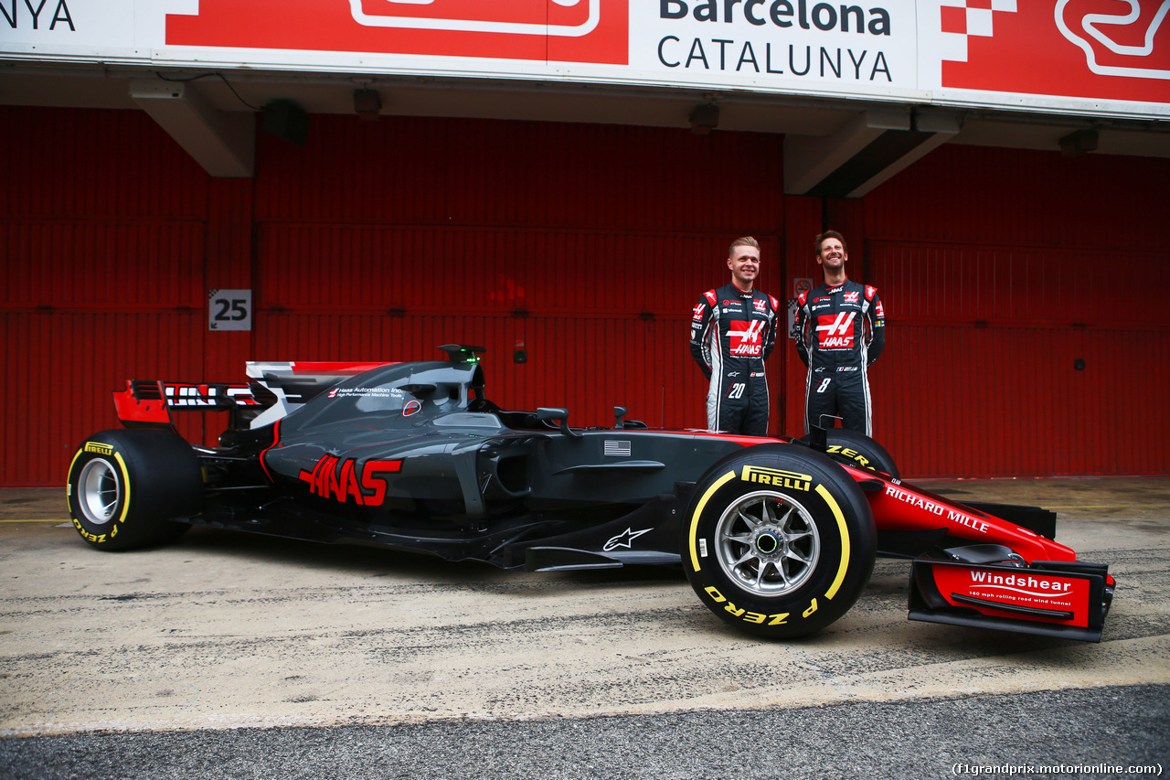 HAAS VF-17, (L to R): Kevin Magnussen (DEN) Haas F1 Team e team mate Romain Grosjean (FRA) Haas F1 Team unveil the Haas VF-17.
27.02.2017
