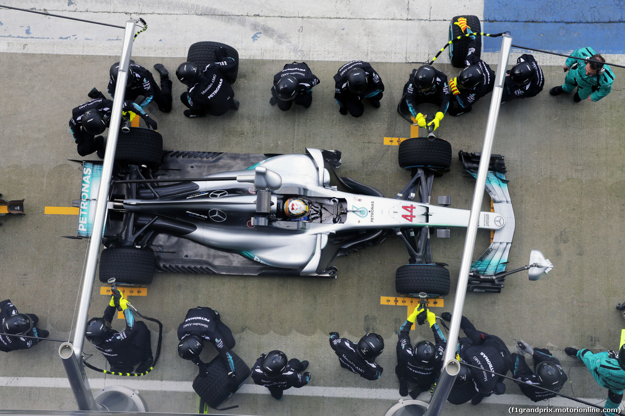 MERCEDES W08 HYBRID, Lewis Hamilton (GBR) Mercedes AMG F1 W08 practices a pit stop.
23.02.2017.