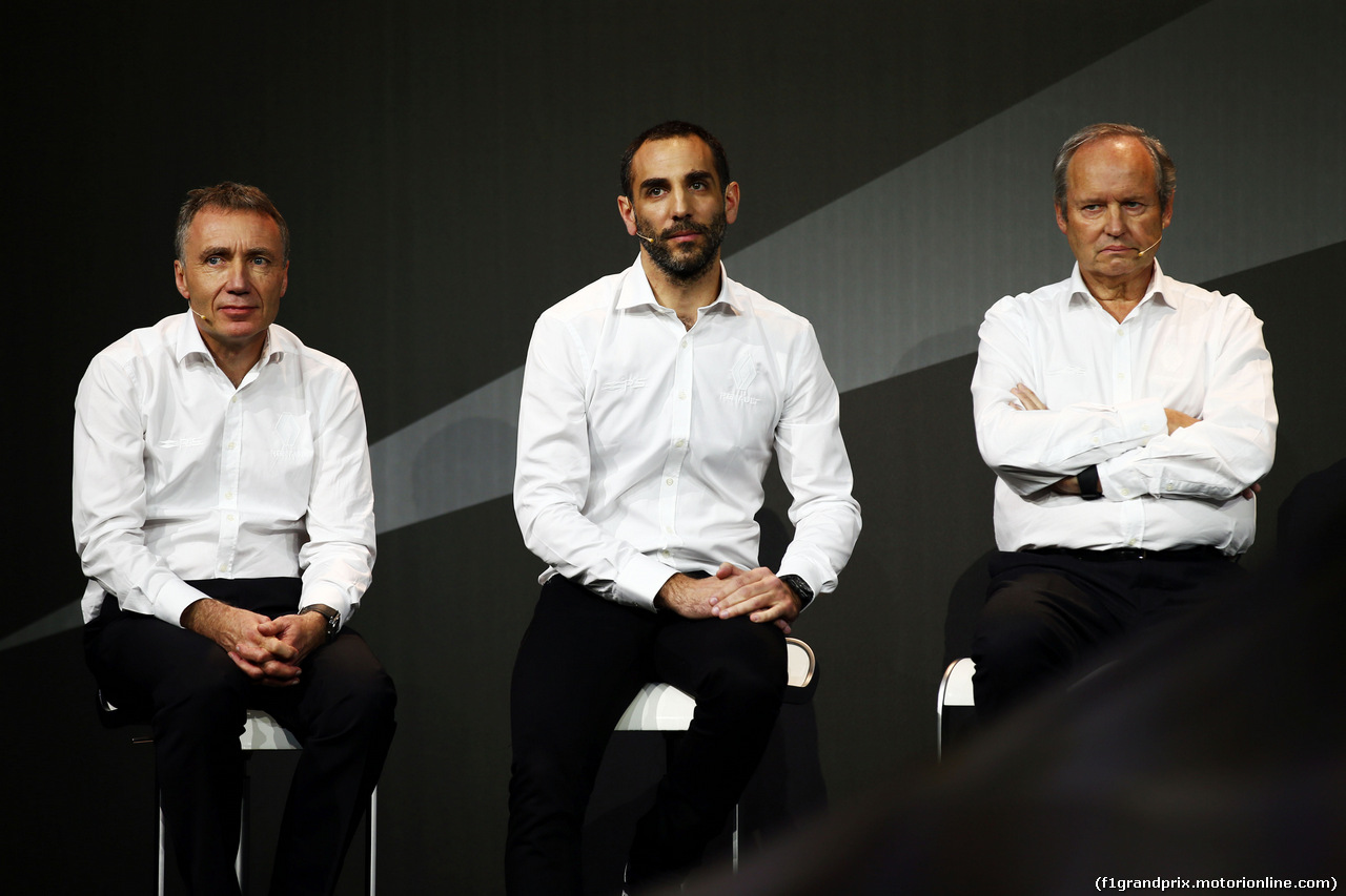 RENAULT RS17, (L to R): Bob Bell (GBR) Renault Sport F1 Team Chief Technical Officer with Cyril Abiteboul (FRA) Renault Sport F1 Managing Director e Jerome Stoll (FRA) Renault Sport F1 President.
21.02.2017.