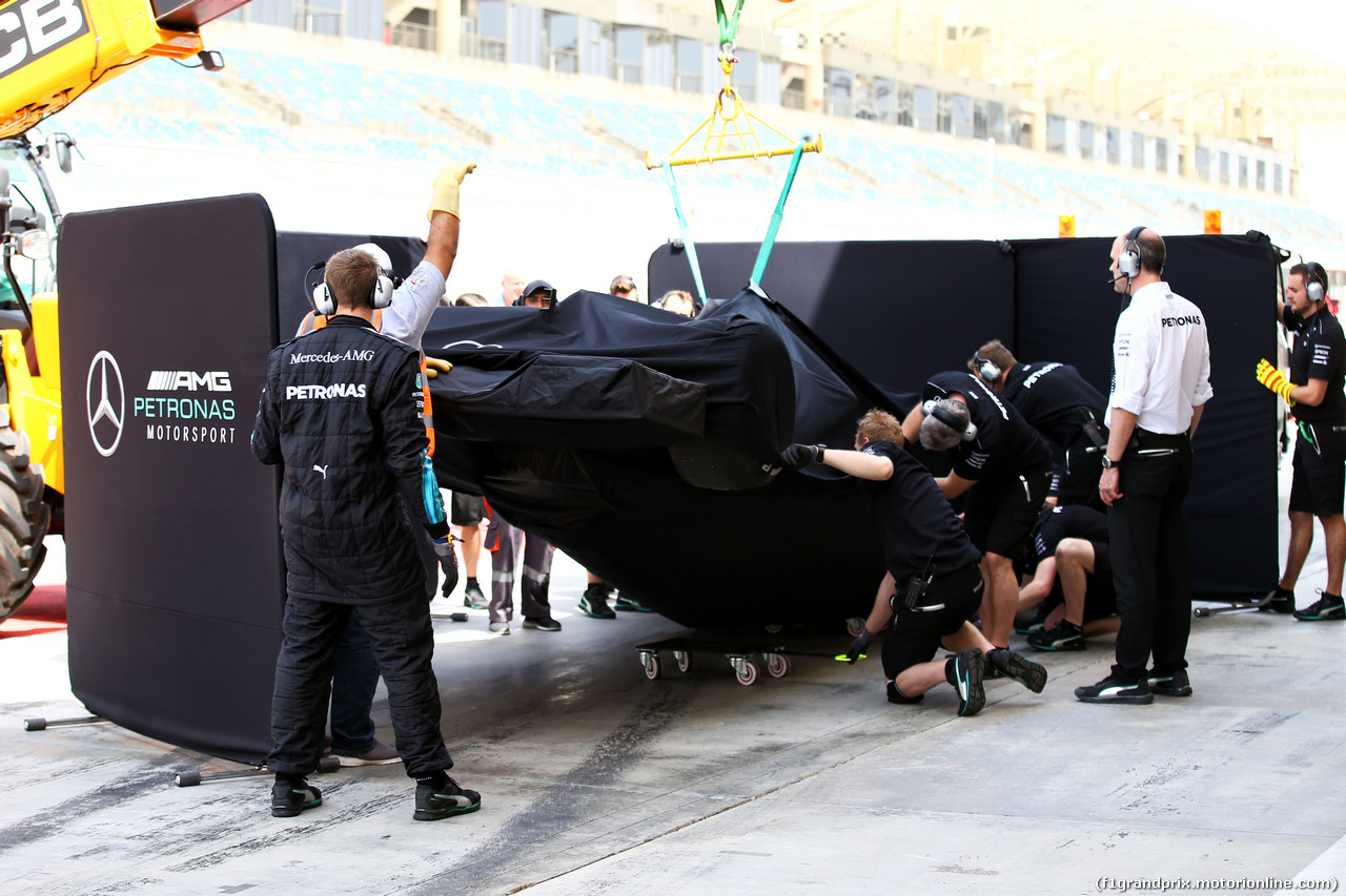 TEST F1 BAHRAIN 18 APRILE, The Mercedes AMG F1 W08 of Lewis Hamilton (GBR) Mercedes AMG F1 is recovered back to the pits on the back of a truck.
18.04.2017.