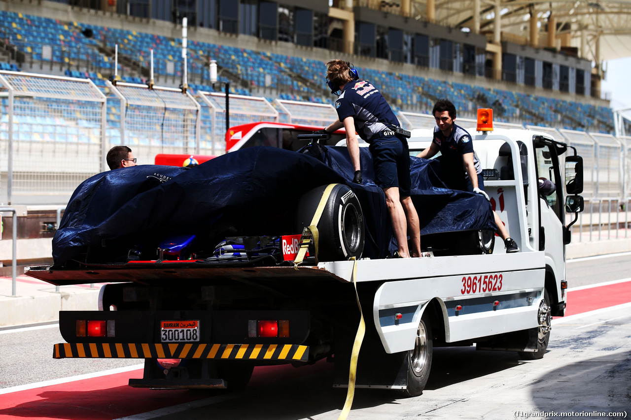 TEST F1 BAHRAIN 18 APRILE, The Scuderia Toro Rosso STR12 of Sean Gelael (IDN) Scuderia Toro Rosso Test Driver is recovered back to the pits on the back of a truck.
18.04.2017.