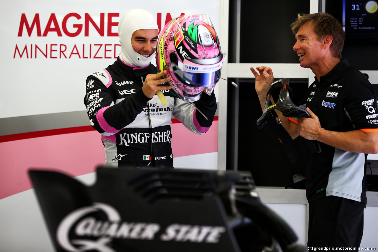 TEST F1 BAHRAIN 19 APRILE, Sergio Perez (MEX) Sahara Force India F1 with Xavi Martos (ESP) Sahara Force India F1 Team Physio.
19.04.2017.