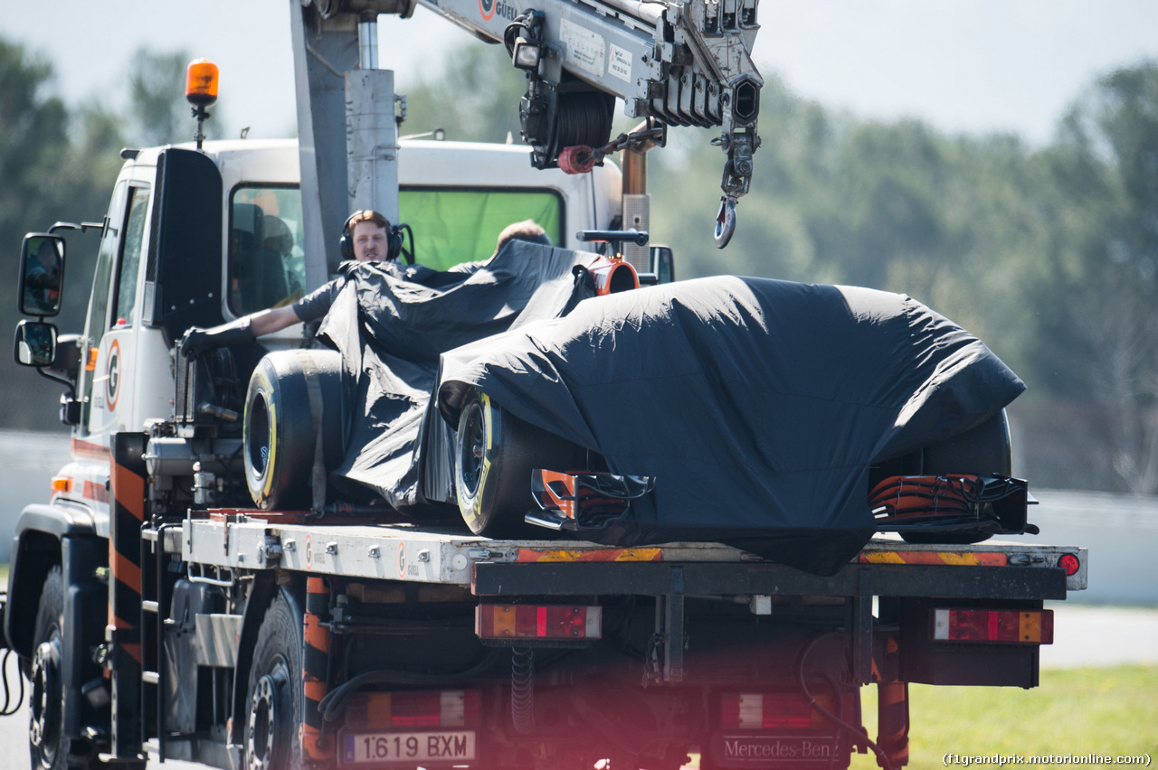 TEST F1 BARCELLONA 10 MARZO, The McLaren MCL32 of Fernando Alonso (ESP) McLaren is recovered back to the pits on the back of a truck.
10.03.2017.