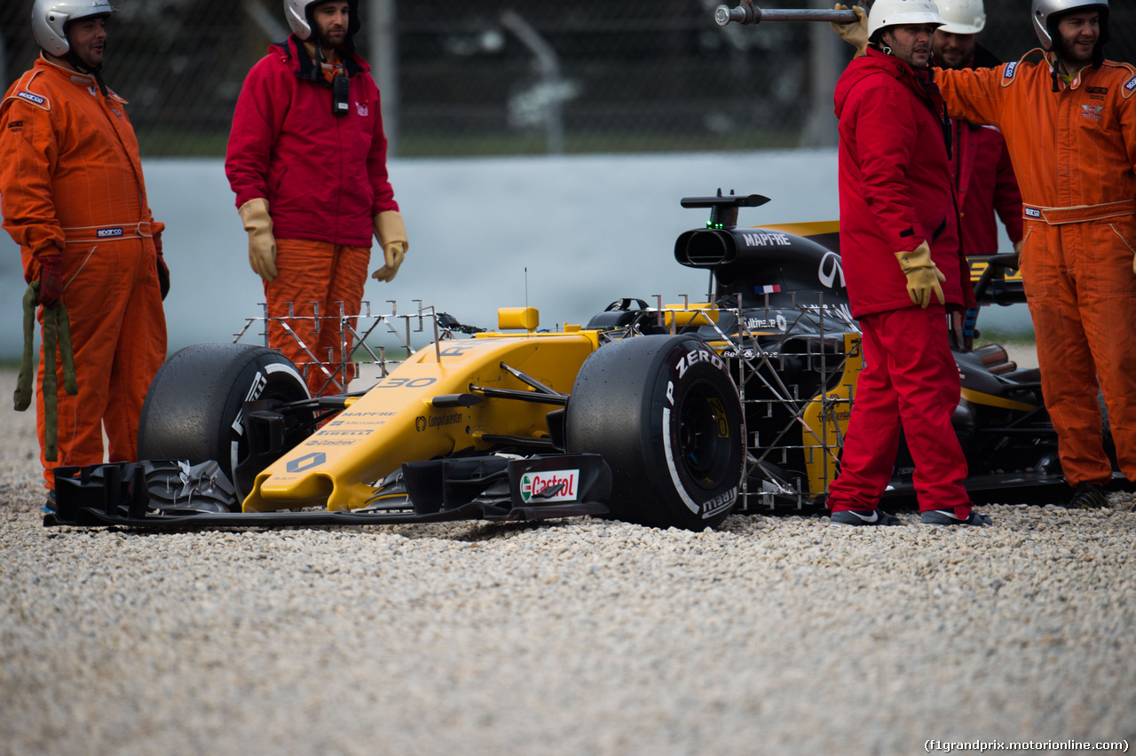 TEST F1 BARCELLONA 1 MARZO, Jolyon Palmer (GBR) Renault Sport F1 Team RS17 in the gravel trap.
01.03.2017.