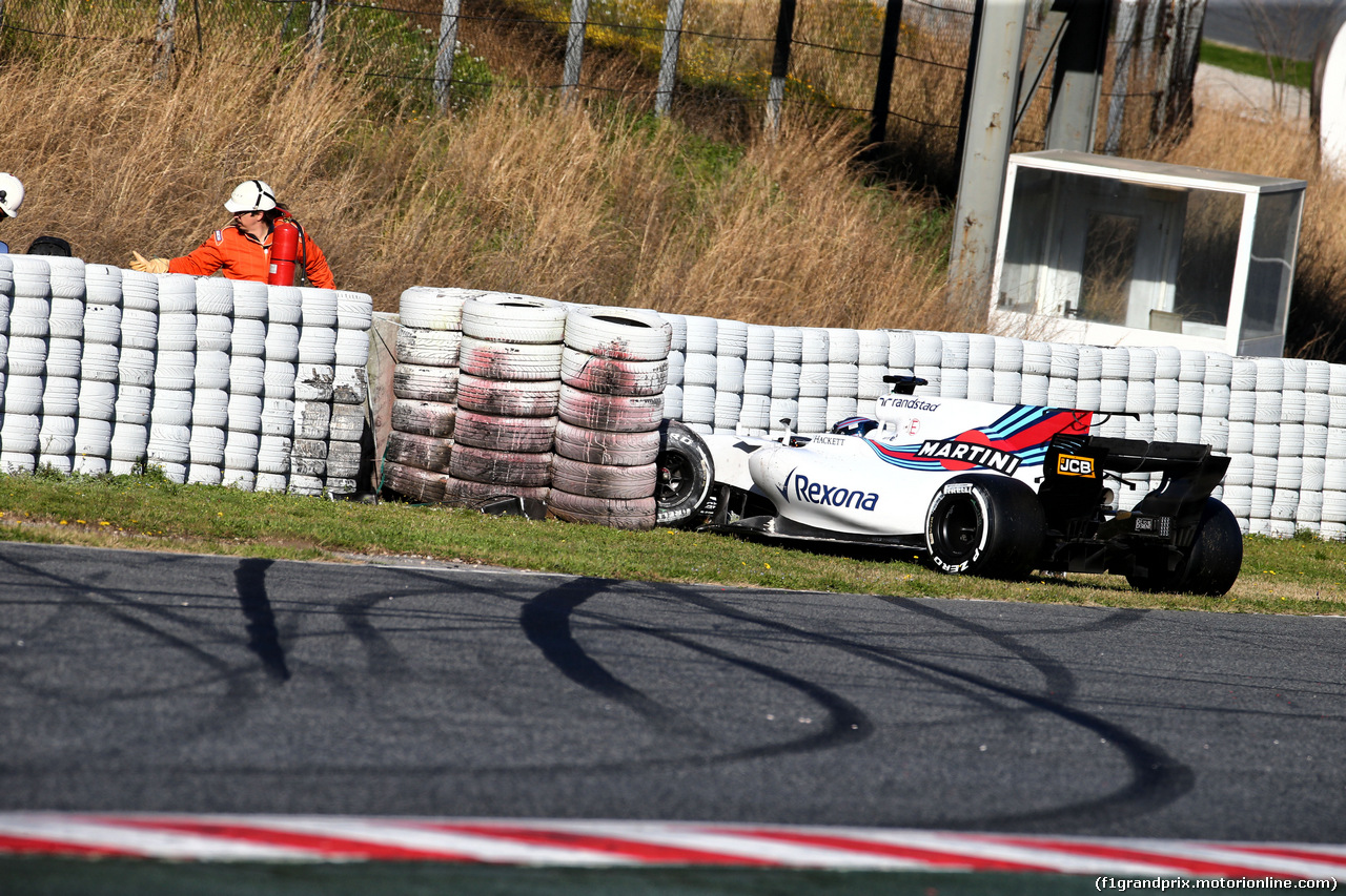 TEST F1 BARCELLONA 1 MARZO, Lance Stroll (CDN) Williams FW40 crashed into a tyre barrier.
01.03.2017.