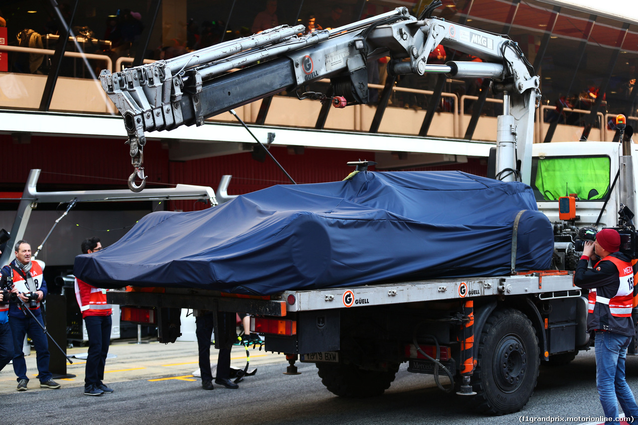 TEST F1 BARCELLONA 27 FEBBRAIO, The Red Bull Racing RB13 of Daniel Ricciardo (AUS) Red Bull Racing is recovered back to the pits on the back of a truck.
27.02.2017.