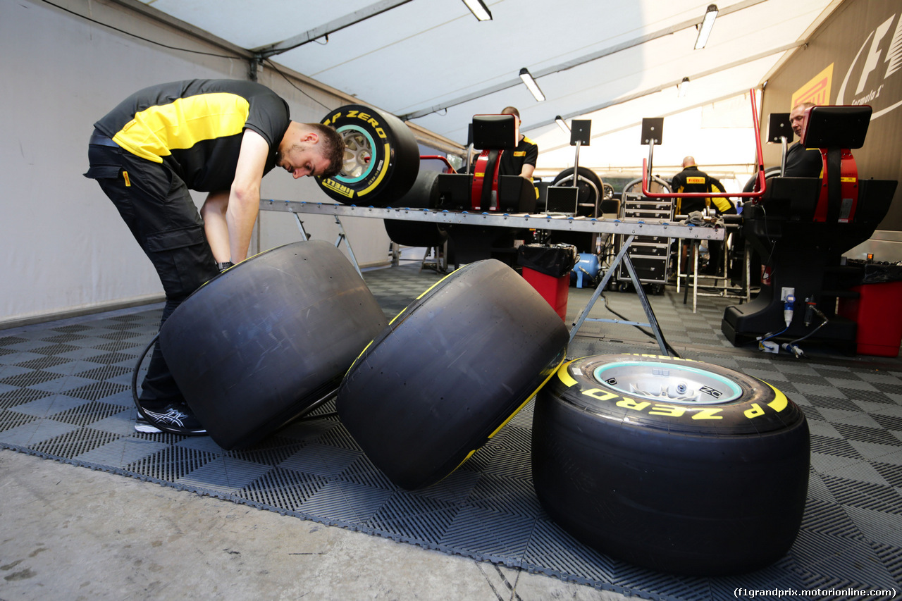 TEST F1 BARCELLONA 27 FEBBRAIO, Pirelli tecnician working on Mercedes AMG F1 tyres.
27.02.2017.
