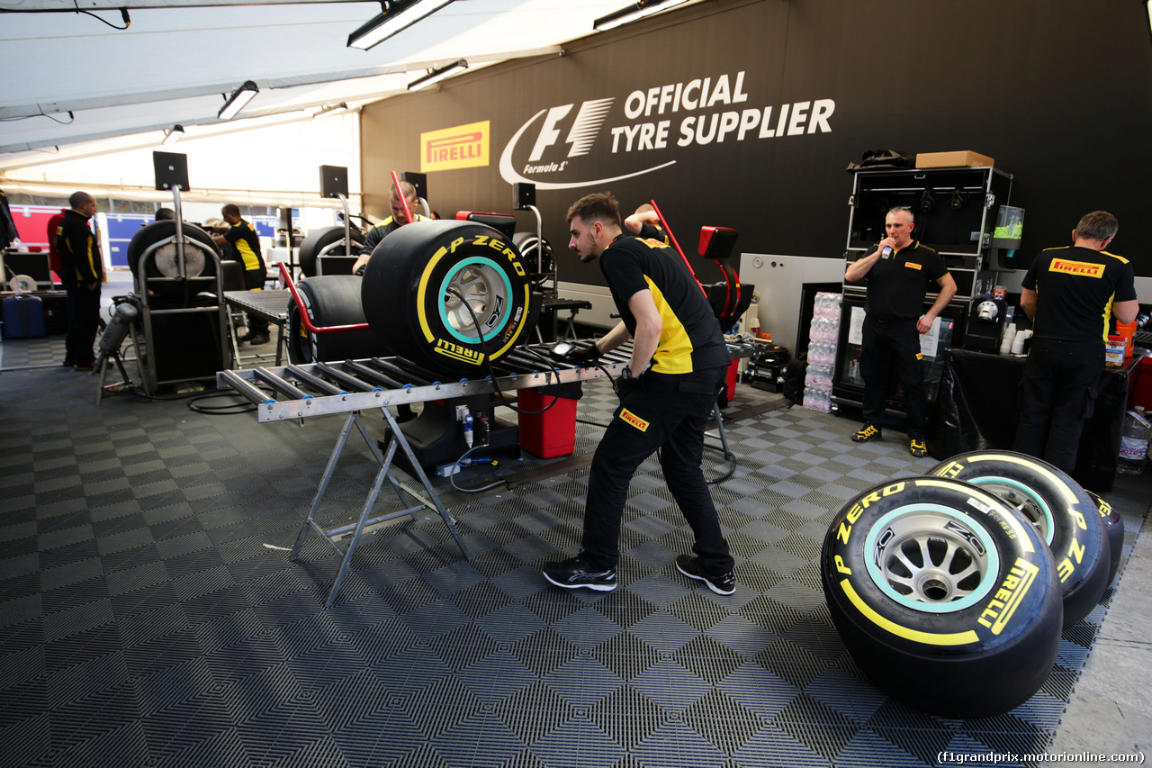 TEST F1 BARCELLONA 27 FEBBRAIO, Pirelli tecnician working on Mercedes AMG F1 tyres.
27.02.2017.