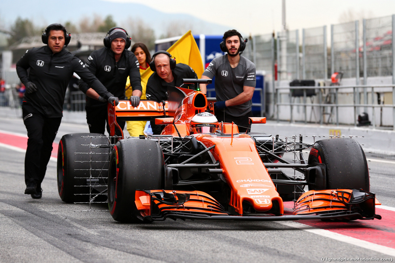 TEST F1 BARCELLONA 28 FEBBRAIO, Stoffel Vandoorne (BEL) McLaren MCL32 pushed down the pit lane by meccanici.
28.02.2017.