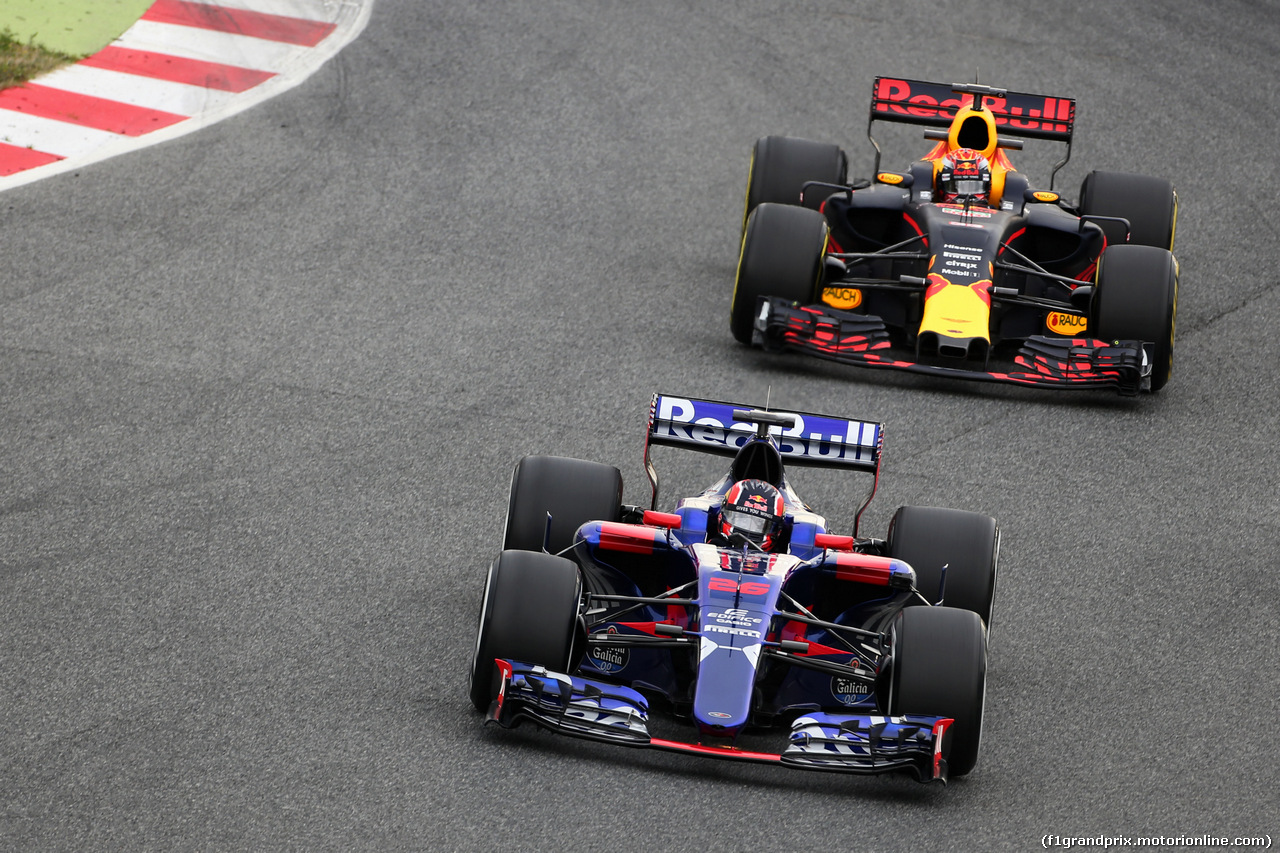 TEST F1 BARCELLONA 28 FEBBRAIO, Daniil Kvyat (RUS) Scuderia Toro Rosso STR12 davanti a Max Verstappen (NLD) Red Bull Racing RB13.
28.02.2017.