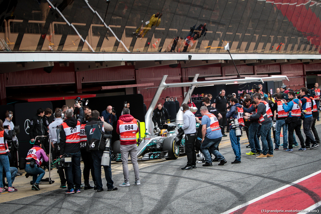 TEST F1 BARCELLONA 28 FEBBRAIO, Lewis Hamilton (GBR) Mercedes AMG F1 W08 in the pits.
28.02.2017.