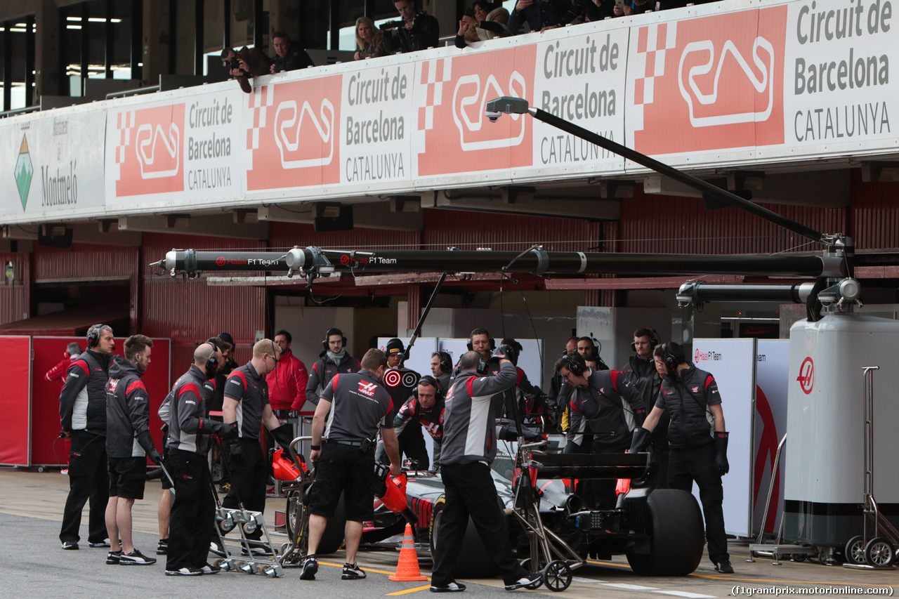 TEST F1 BARCELLONA 28 FEBBRAIO, Kevin Magnussen (DEN) Haas VF-17 in the pits.
28.02.2017.