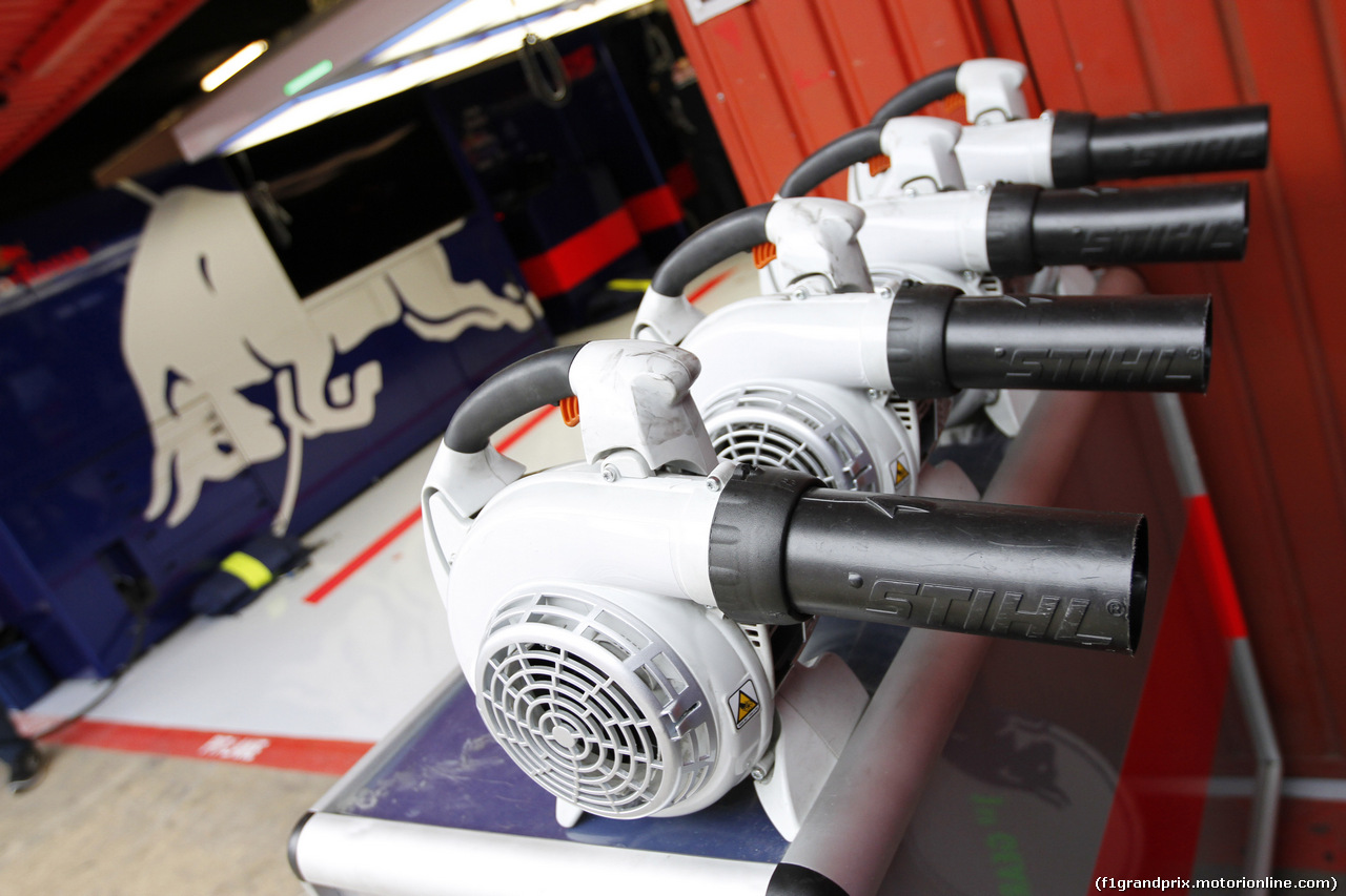 TEST F1 BARCELLONA 28 FEBBRAIO, 28.02.2017 - Pit lane Atmosphere