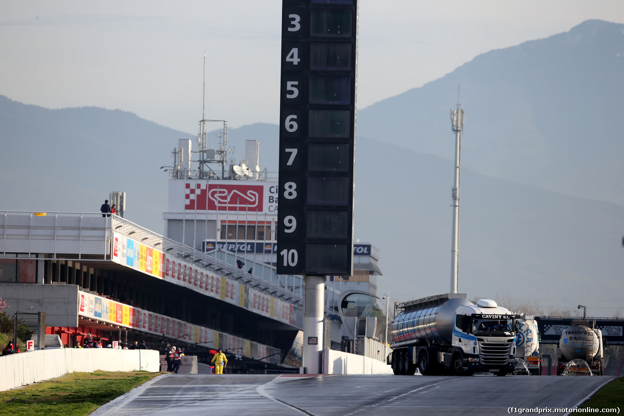 TEST F1 BARCELLONA 2 MARZO, The circuit is artificially watered.
02.03.2017.