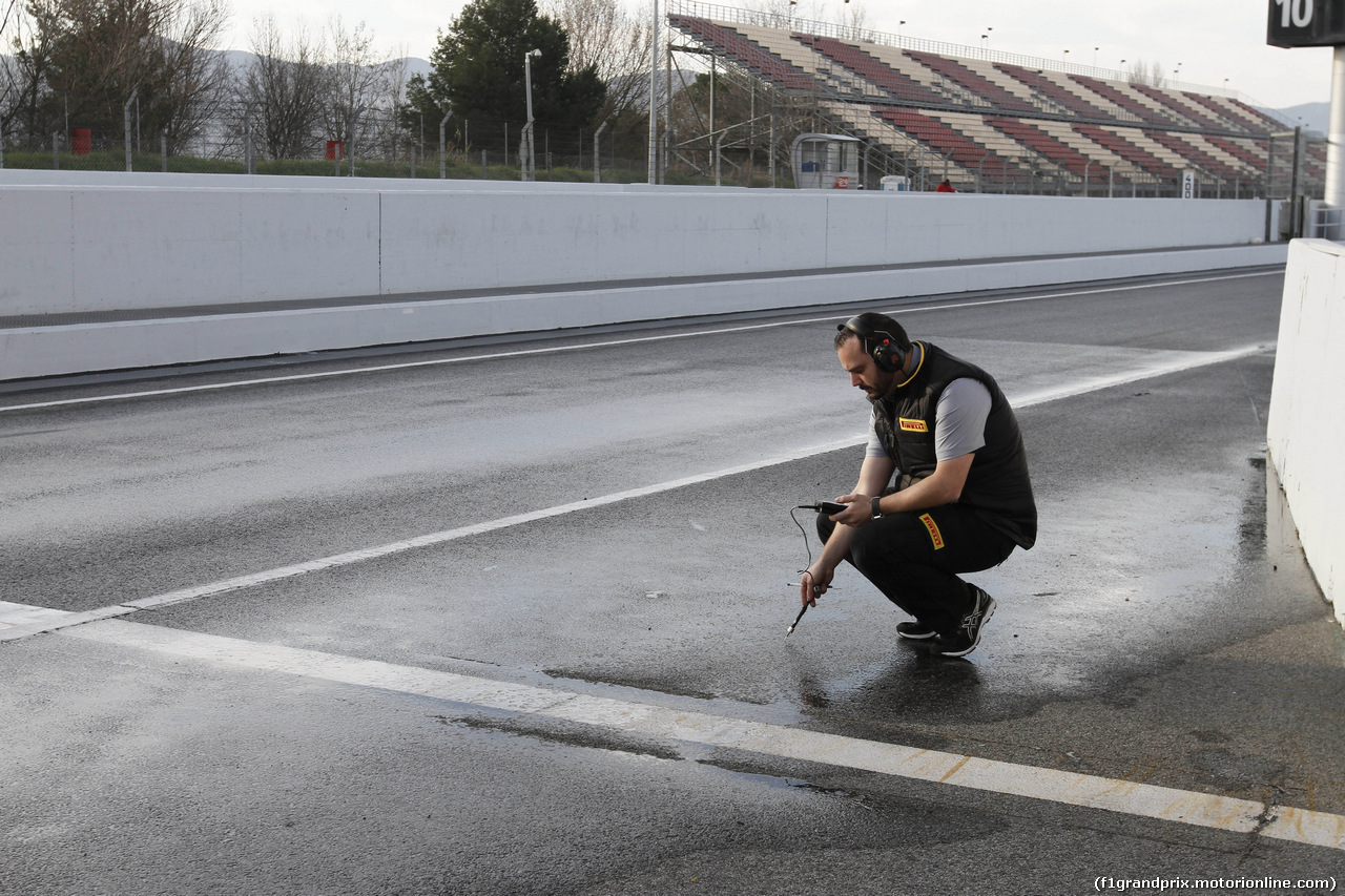 TEST F1 BARCELLONA 2 MARZO, 02.03.2017 - Pirelli tyre technician