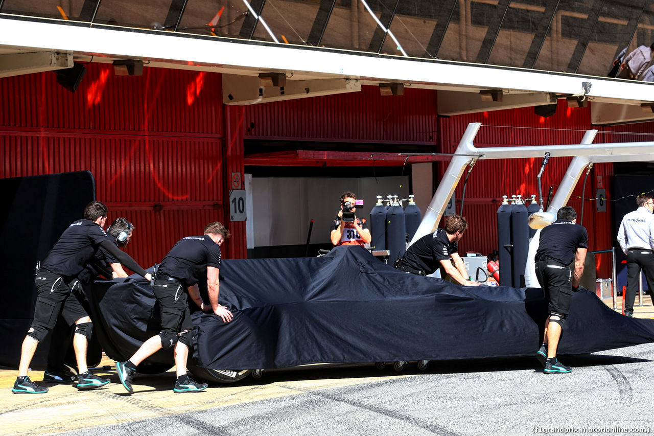 TEST F1 BARCELLONA 7 MARZO, Mercedes AMG F1 W08 under wraps as it is pushed by meccanici in the pits.
07.03.2017.