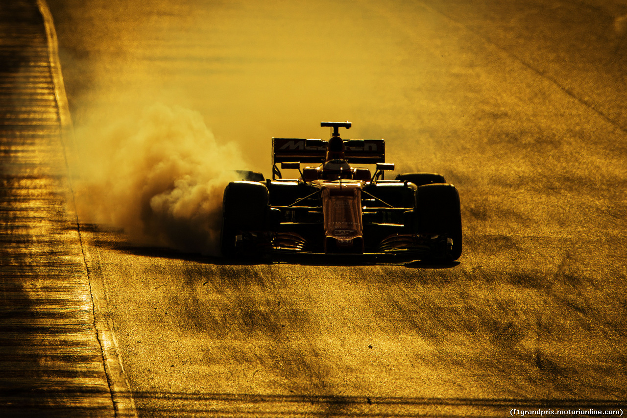 TEST F1 BARCELLONA 8 MARZO, Stoffel Vandoorne (BEL) McLaren MCL32 locks up under braking.
07.03.2017.