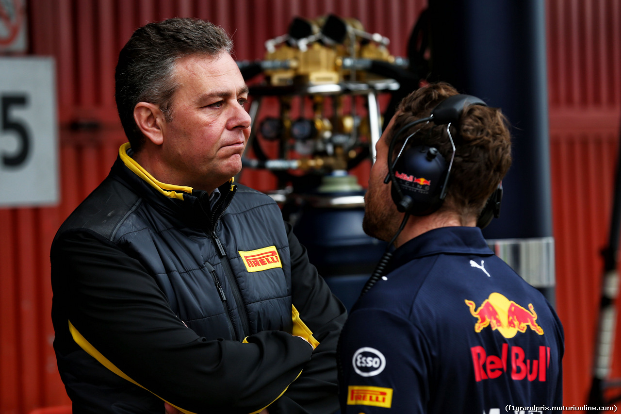 TEST F1 BARCELLONA 8 MARZO, (L to R): Mario Isola (ITA) Pirelli Racing Manager with Christian Horner (GBR) Red Bull Racing Team Principal.
08.03.2017.