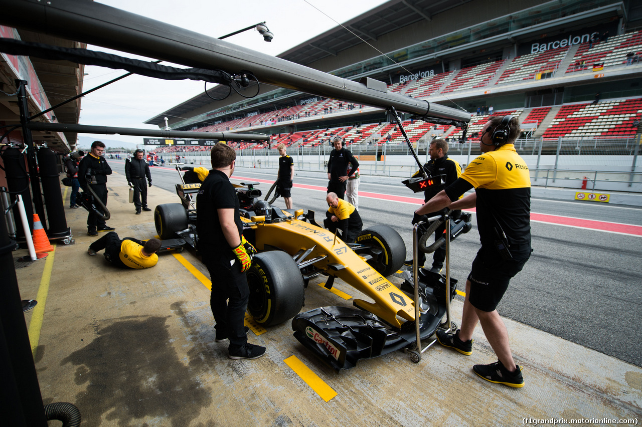TEST F1 BARCELLONA 8 MARZO, Nico Hulkenberg (GER) Renault Sport F1 Team RS17 in the pits.
08.03.2017.