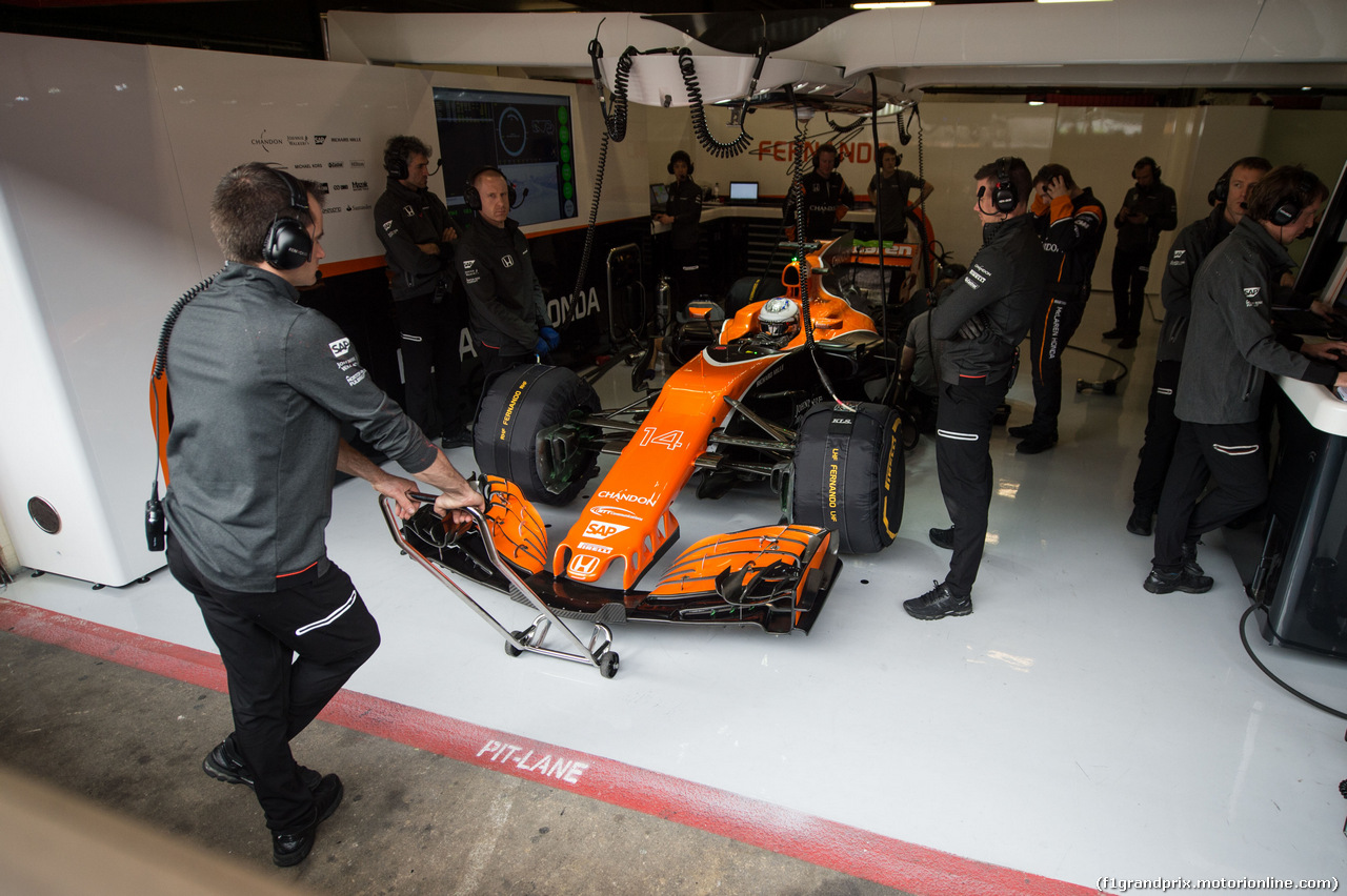 TEST F1 BARCELLONA 8 MARZO, Stoffel Vandoorne (BEL) McLaren MCL32 in the pits.
08.03.2017.