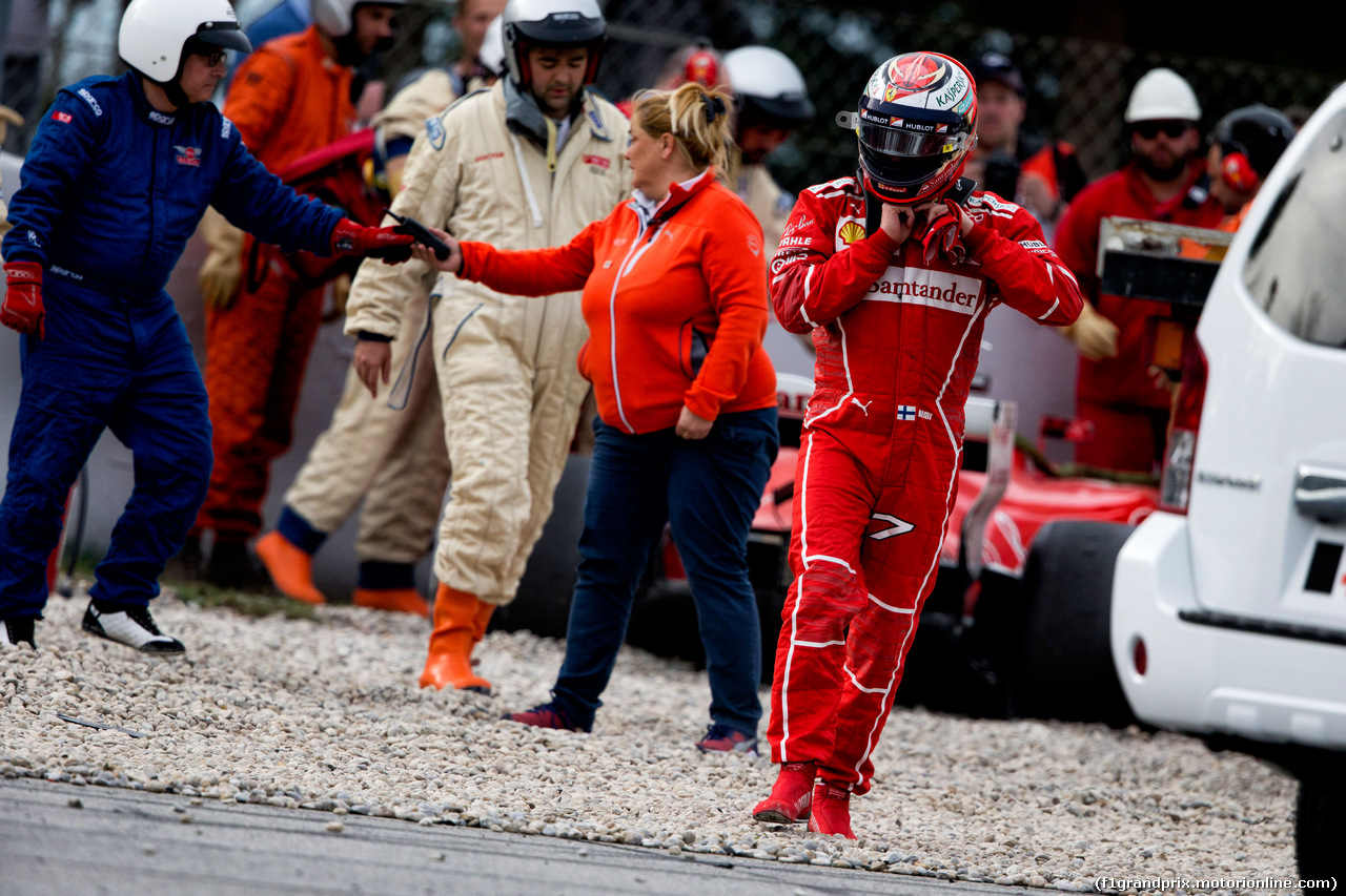 TEST F1 BARCELLONA 8 MARZO, Kimi Raikkonen (FIN) Ferrari walks from his Ferrari SF70H after crashing.
08.03.2017.