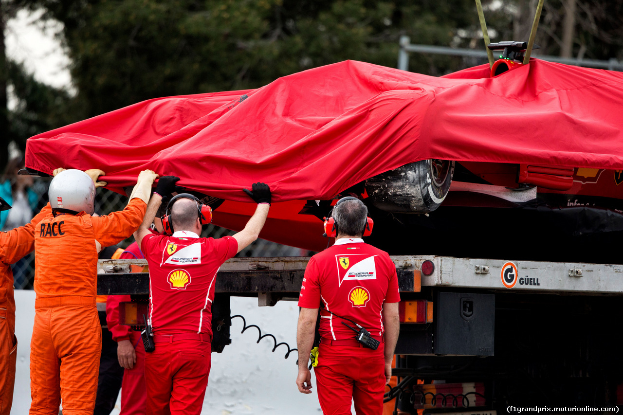 TEST F1 BARCELLONA 8 MARZO, The crashed Ferrari SF70H of Kimi Raikkonen (FIN) Ferrari is recovered back to the pits on the back of a truck.
08.03.2017.