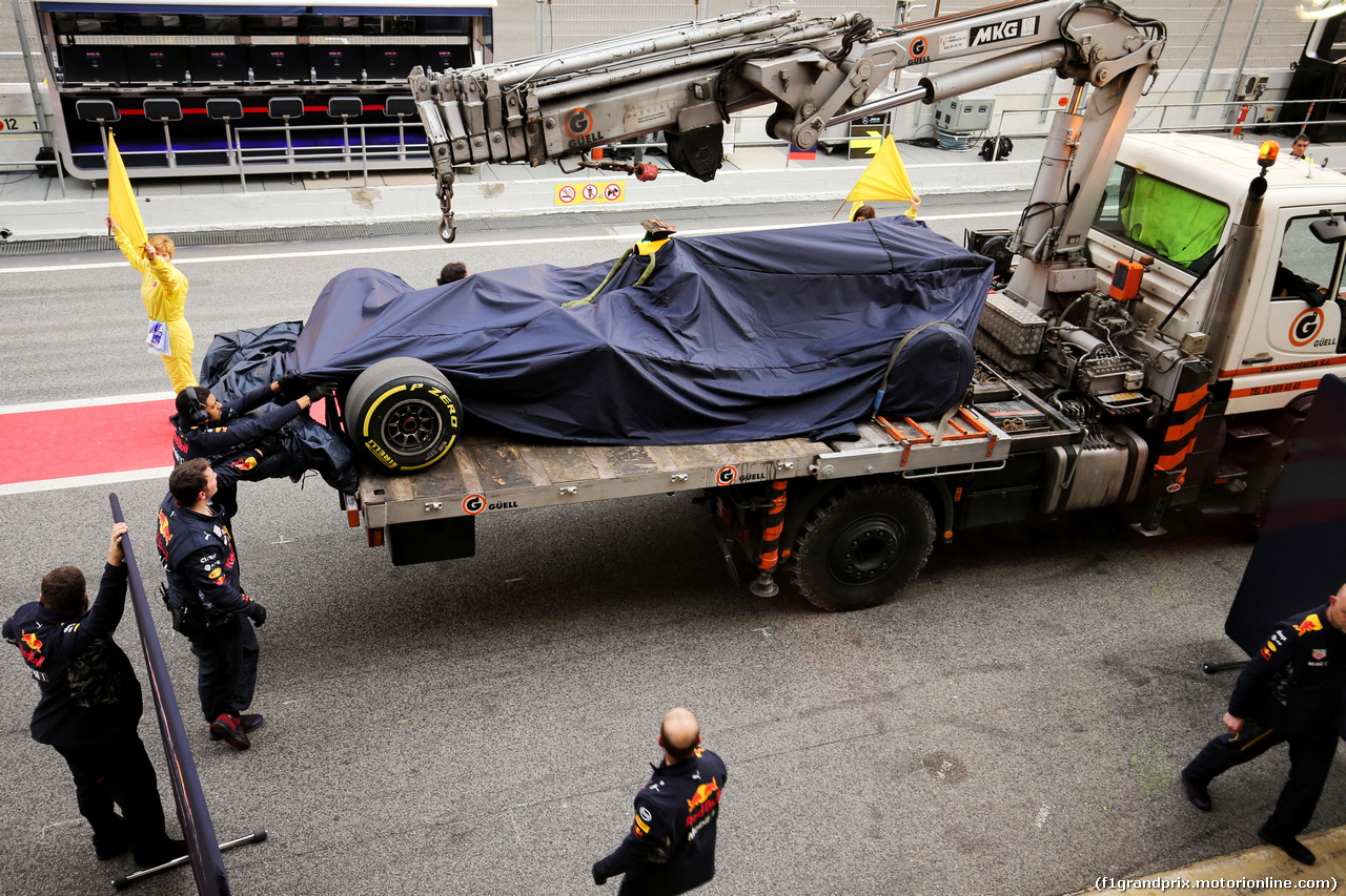 TEST F1 BARCELLONA 8 MARZO, The Red Bull Racing RB13 of Max Verstappen (NLD) Red Bull Racing is recovered back to the pits on the back of a truck.
08.03.2017.