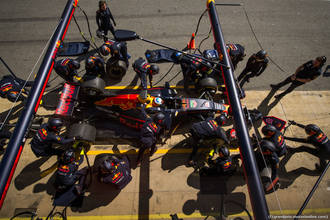 TEST F1 BARCELLONA 9 MARZO, Daniel Ricciardo (AUS) Red Bull Racing RB13 practices a pit stop.
09.03.2017.