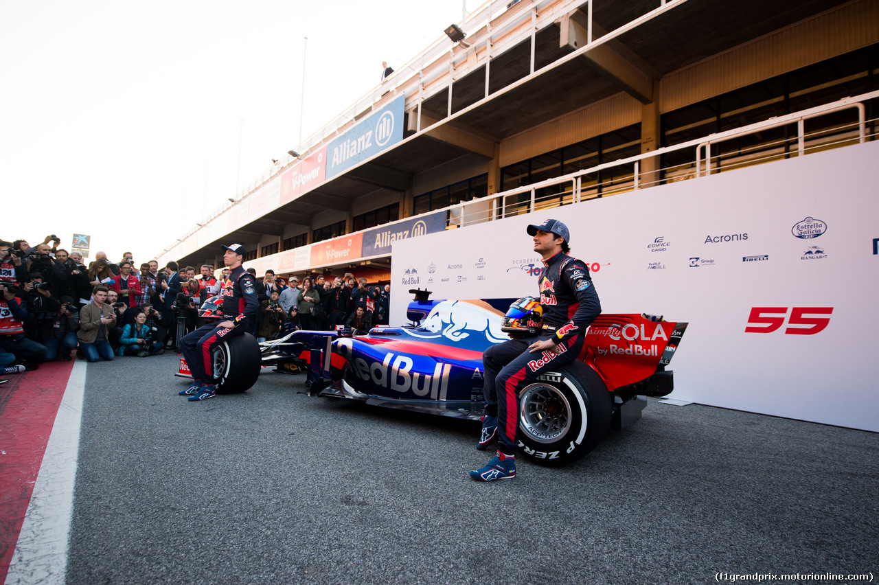 TORO ROSSO STR12, (L to R): Daniil Kvyat (RUS) Scuderia Toro Rosso STR12 with Carlos Sainz Jr (ESP) Scuderia Toro Rosso.
26.02.2017.