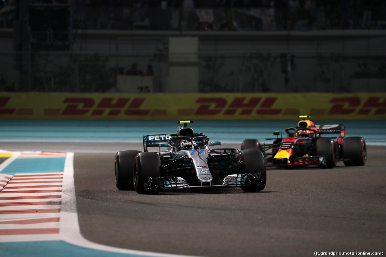 GP ABU DHABI, 25.11.2018 - Gara, Valtteri Bottas (FIN) Mercedes AMG F1 W09 e Max Verstappen (NED) Red Bull Racing RB14