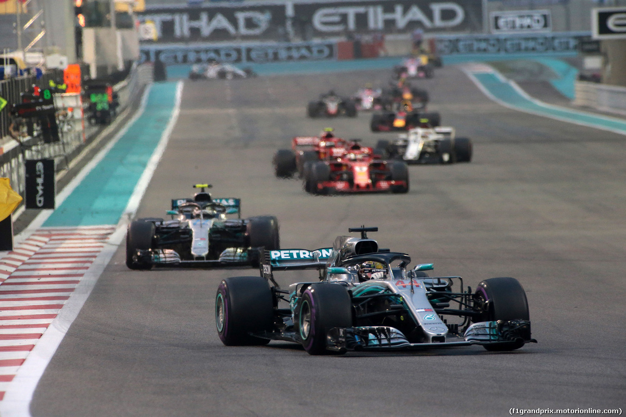 GP ABU DHABI, 25.11.2018 - Gara, Lewis Hamilton (GBR) Mercedes AMG F1 W09 davanti a Valtteri Bottas (FIN) Mercedes AMG F1 W09