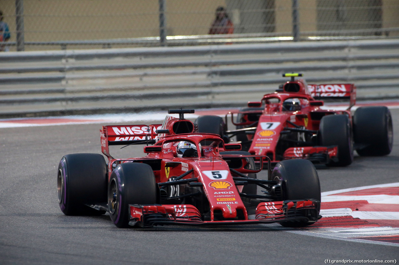 GP ABU DHABI, 25.11.2018 - Gara, Sebastian Vettel (GER) Ferrari SF71H davanti a Kimi Raikkonen (FIN) Ferrari SF71H