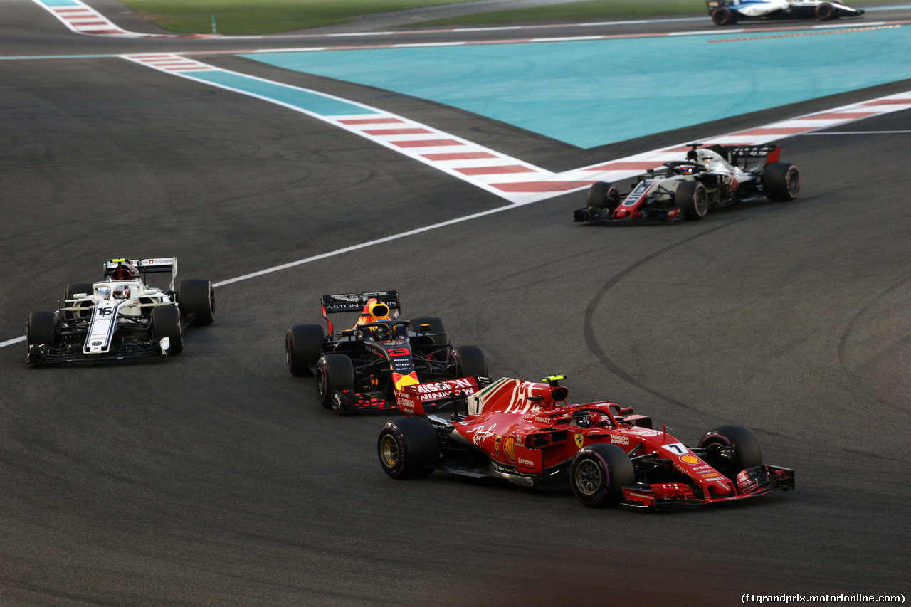 GP ABU DHABI, 25.11.2018 - Gara, Kimi Raikkonen (FIN) Ferrari SF71H e Daniel Ricciardo (AUS) Red Bull Racing RB14