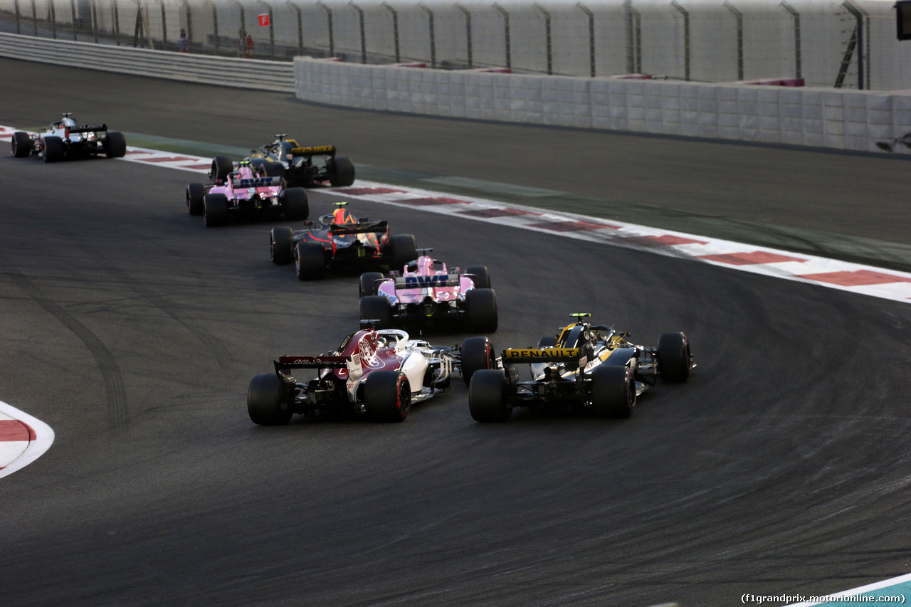 GP ABU DHABI, 25.11.2018 - Gara, Marcus Ericsson (SUE) Sauber C37 e Carlos Sainz Jr (ESP) Renault Sport F1 Team RS18