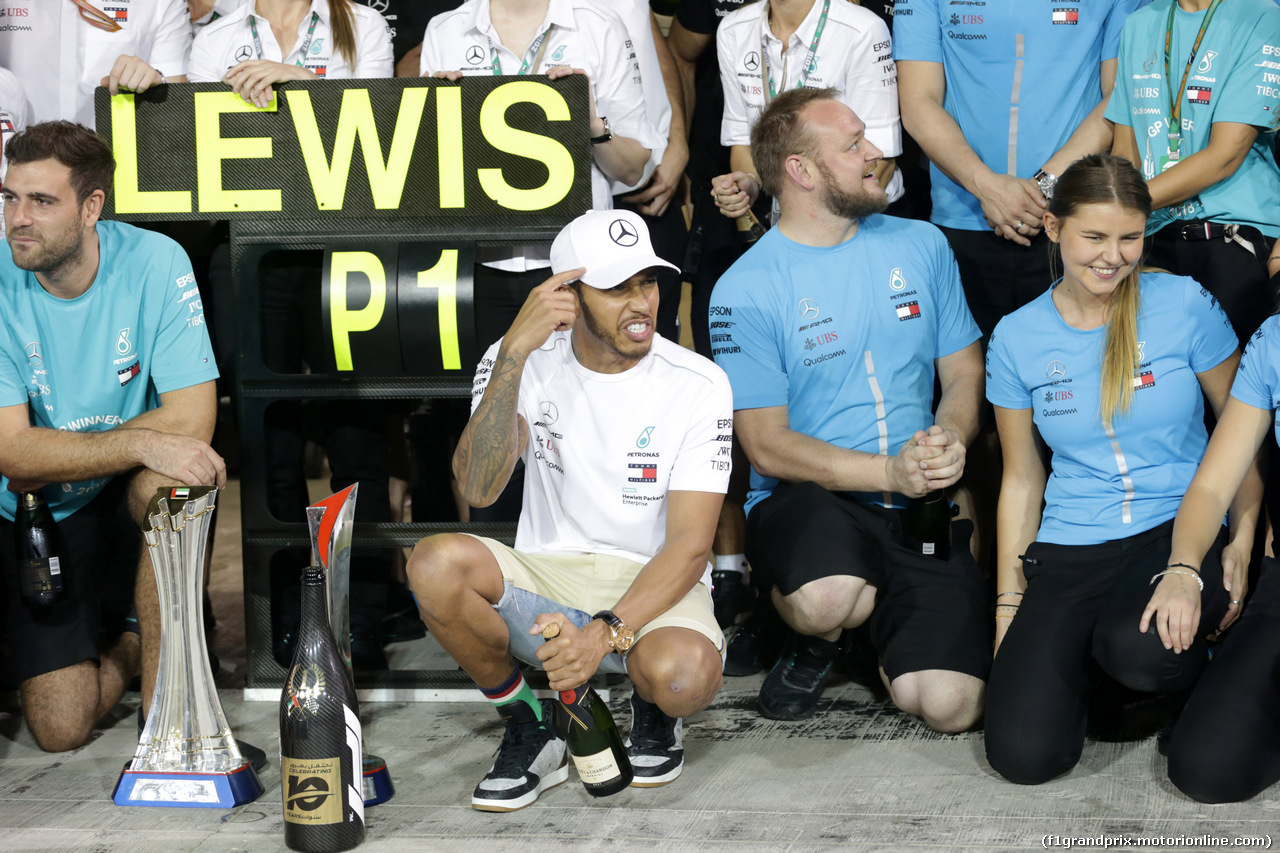 GP ABU DHABI, 25.11.2018 - Gara, Festeggiamenti, Lewis Hamilton (GBR) Mercedes AMG F1 W09 vincitore