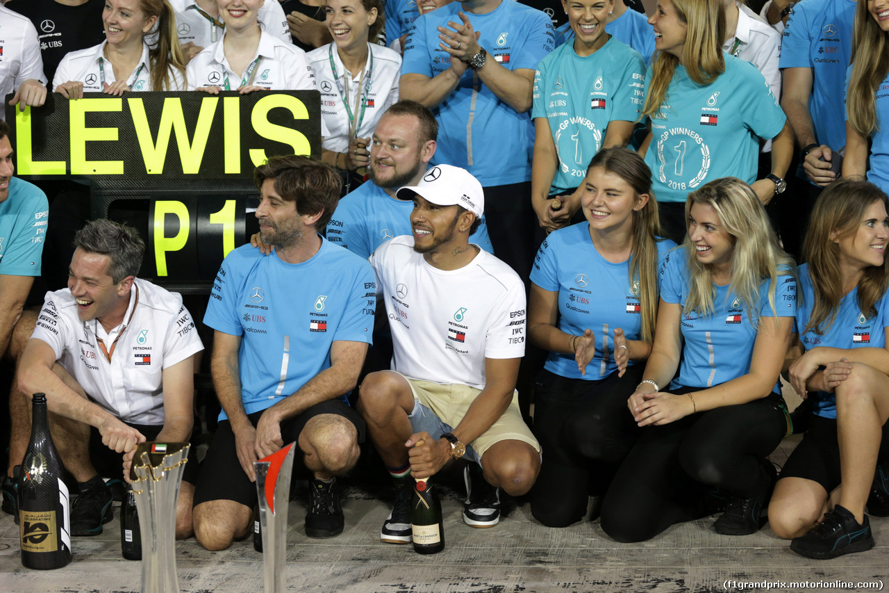 GP ABU DHABI, 25.11.2018 - Gara, Festeggiamenti, Lewis Hamilton (GBR) Mercedes AMG F1 W09 vincitore