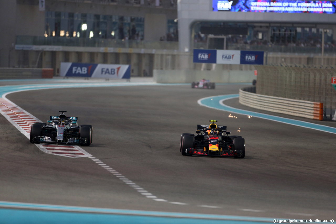 GP ABU DHABI, 25.11.2018 - Gara, Lewis Hamilton (GBR) Mercedes AMG F1 W09 e Max Verstappen (NED) Red Bull Racing RB14