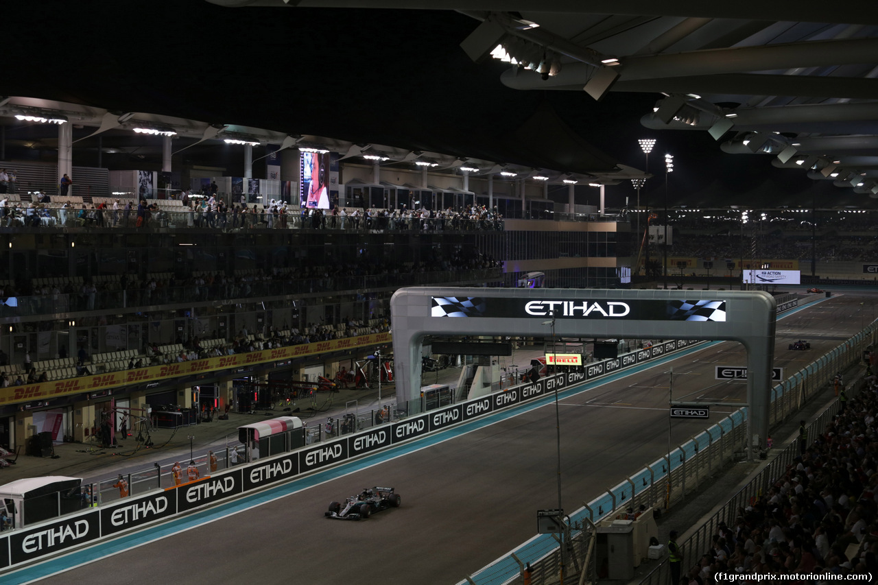 GP ABU DHABI, 25.11.2018 - Gara, Lewis Hamilton (GBR) Mercedes AMG F1 W09 vincitore