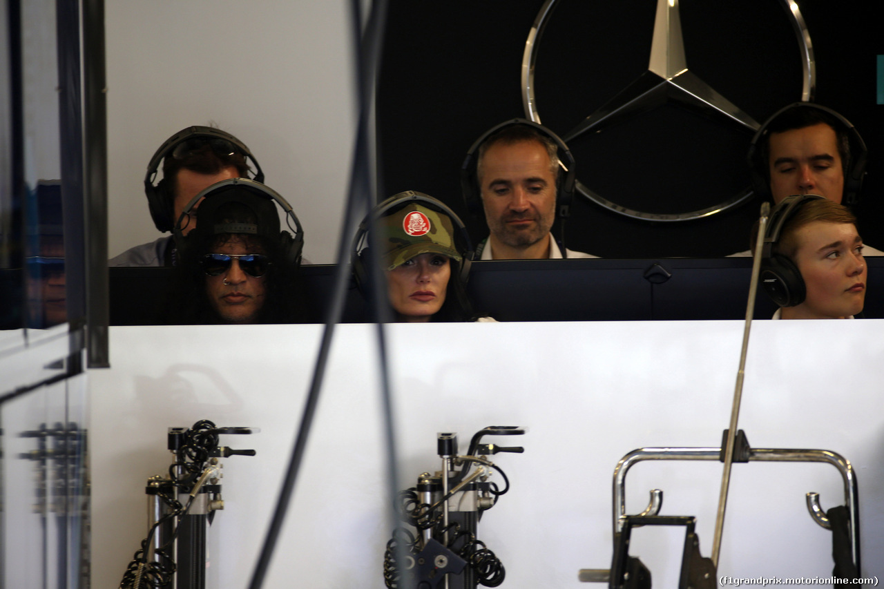 GP ABU DHABI, 24.11.2018 - Qualifiche, Slash (Saul Hudson), Guns N Roses lead guitarist, (Left) in the Mercedes AMG F1 garage with Billy Monger (GBR) Racing Driver (Right)