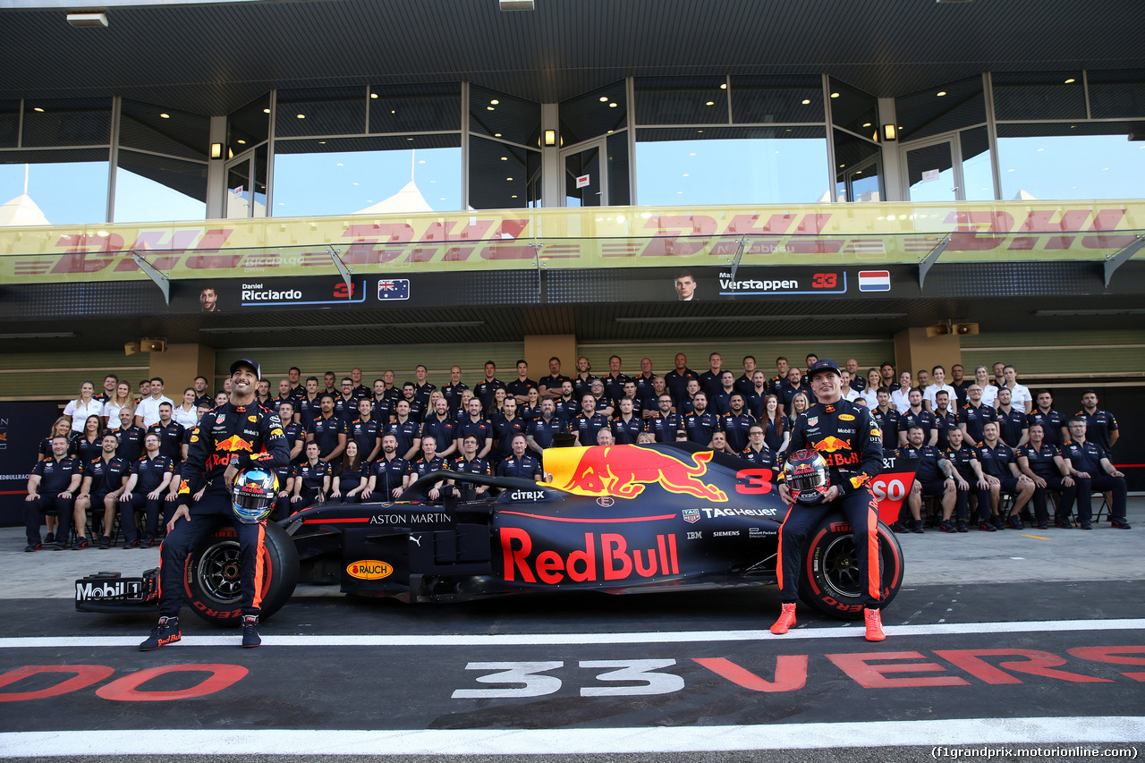 GP ABU DHABI, 22.11.2018 - Red Bull team phot, Daniel Ricciardo (AUS) Red Bull Racing RB14 e Max Verstappen (NED) Red Bull Racing RB14