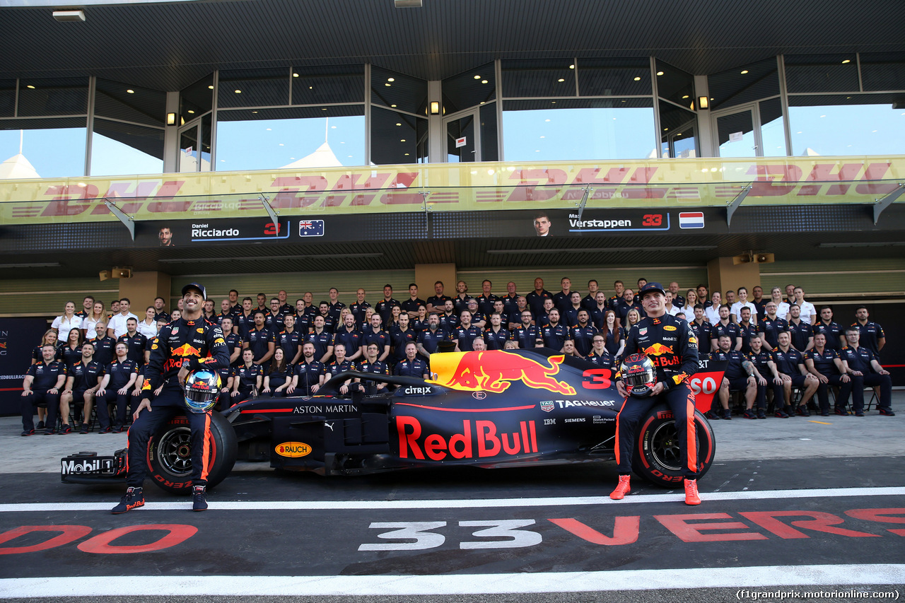 GP ABU DHABI, 22.11.2018 - Red Bull team phot, Daniel Ricciardo (AUS) Red Bull Racing RB14 e Max Verstappen (NED) Red Bull Racing RB14