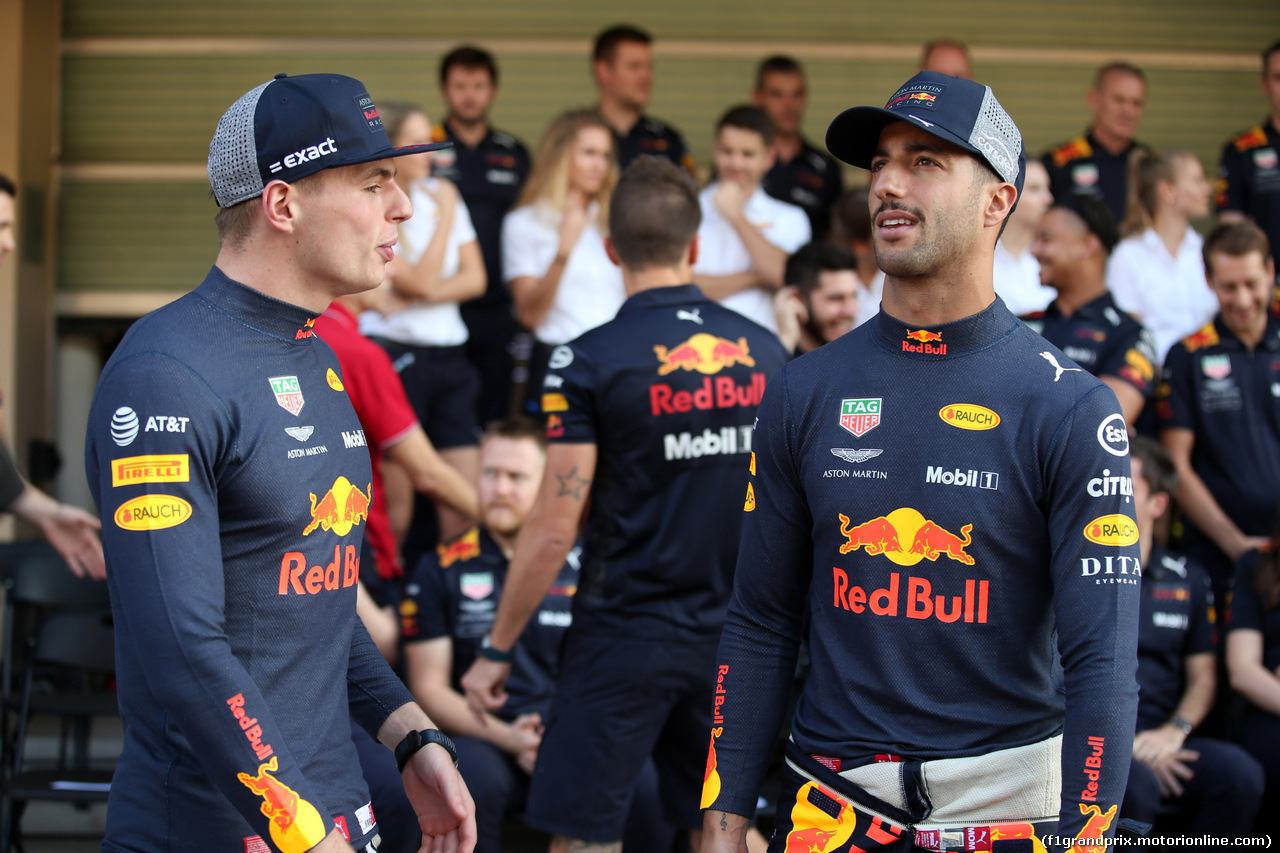 GP ABU DHABI, 22.11.2018 - Max Verstappen (NED) Red Bull Racing RB14 e Daniel Ricciardo (AUS) Red Bull Racing RB14