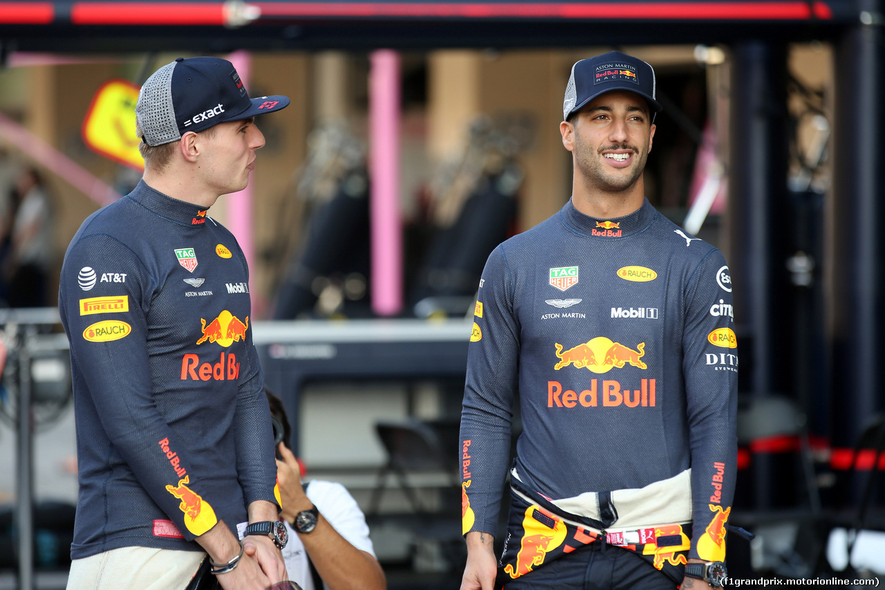 GP ABU DHABI, 22.11.2018 - Max Verstappen (NED) Red Bull Racing RB14 e Daniel Ricciardo (AUS) Red Bull Racing RB14