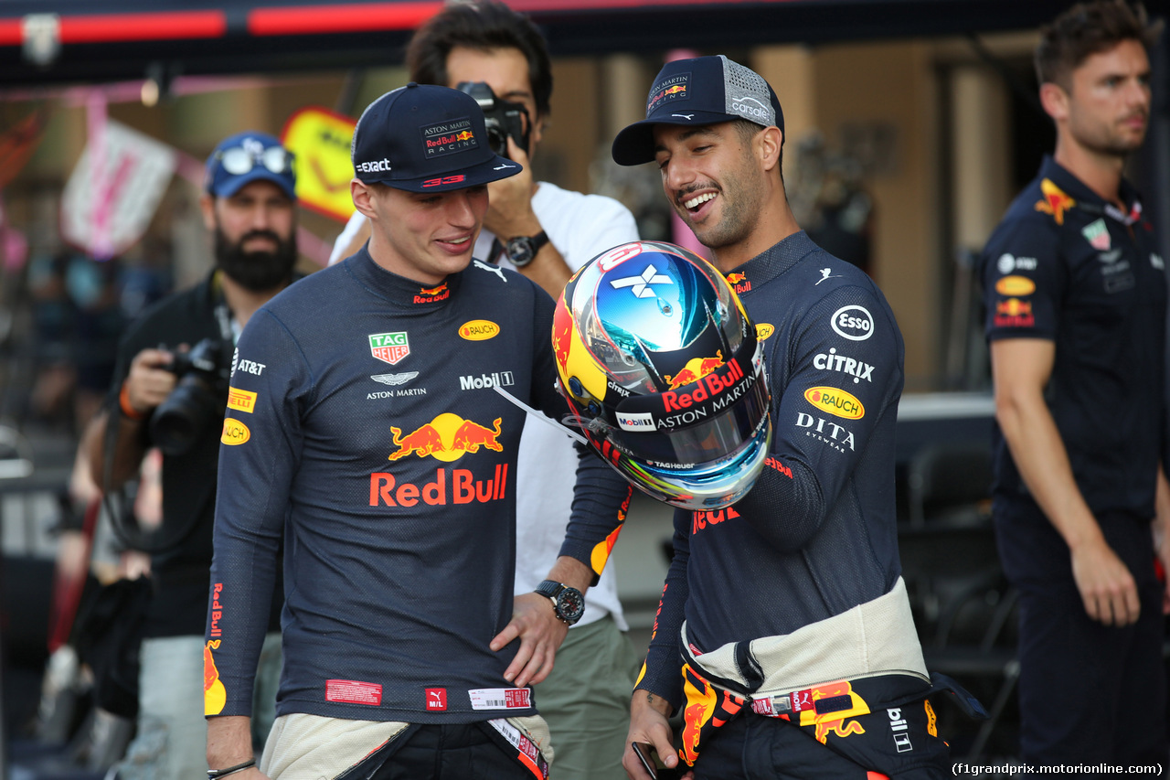 GP ABU DHABI, 22.11.2018 - Max Verstappen (NED) Red Bull Racing RB14 e Daniel Ricciardo (AUS) Red Bull Racing RB14
