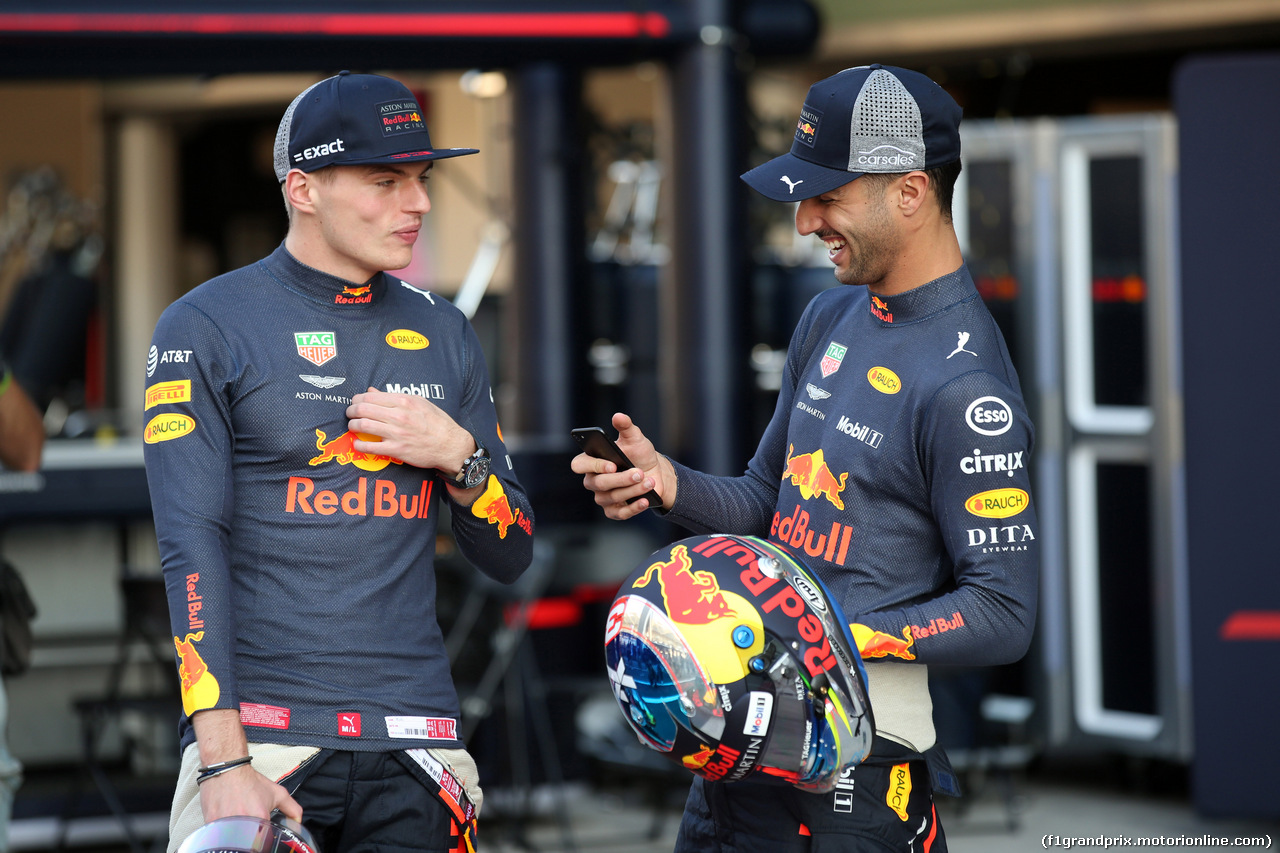GP ABU DHABI, 22.11.2018 - Max Verstappen (NED) Red Bull Racing RB14 e Daniel Ricciardo (AUS) Red Bull Racing RB14